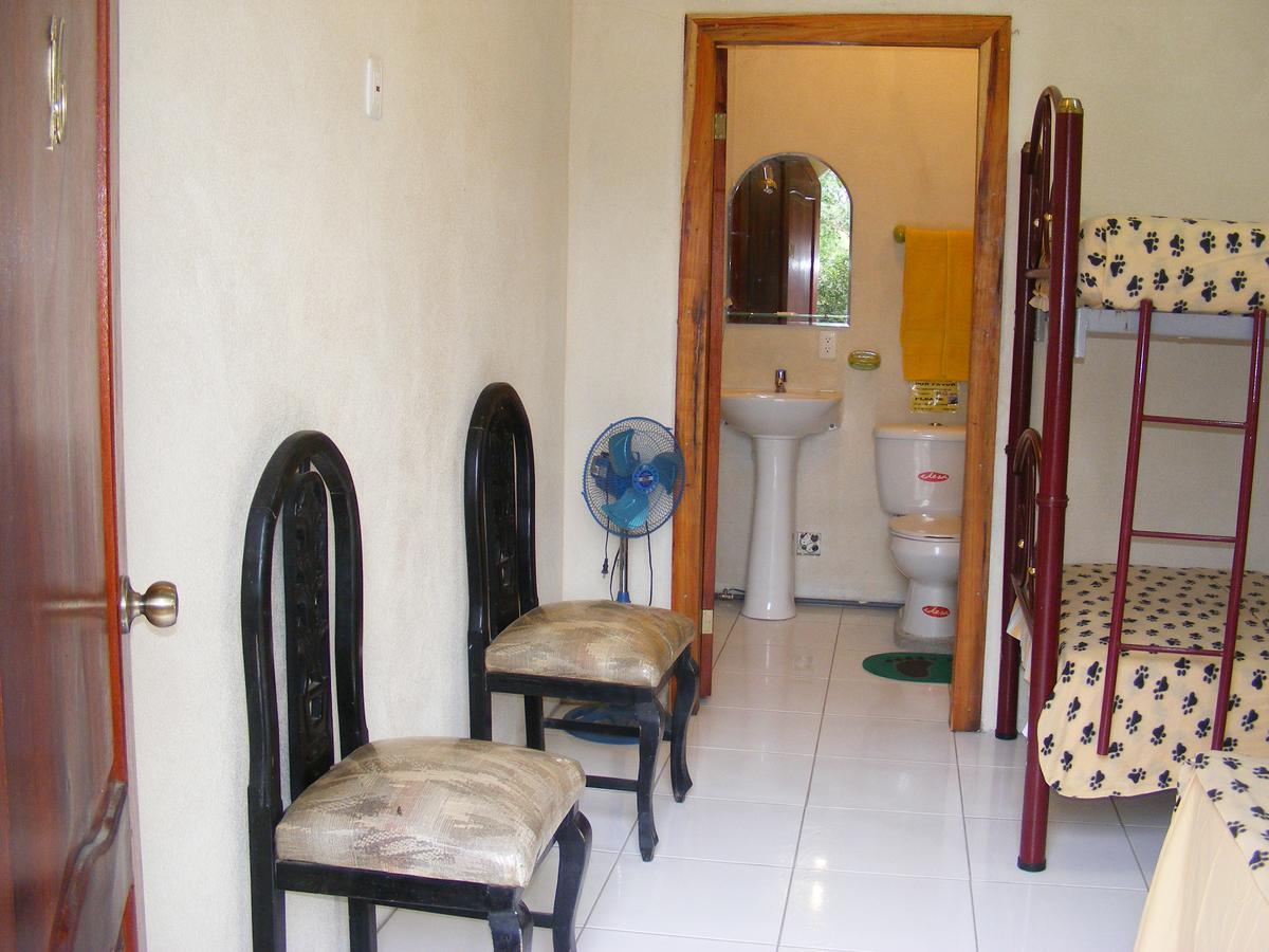 Hostal Maxima Puerto López Buitenkant foto