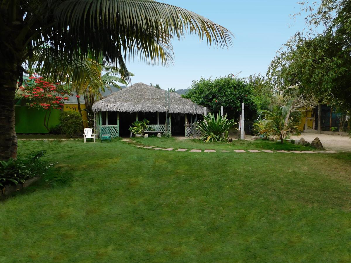 Hostal Maxima Puerto López Buitenkant foto