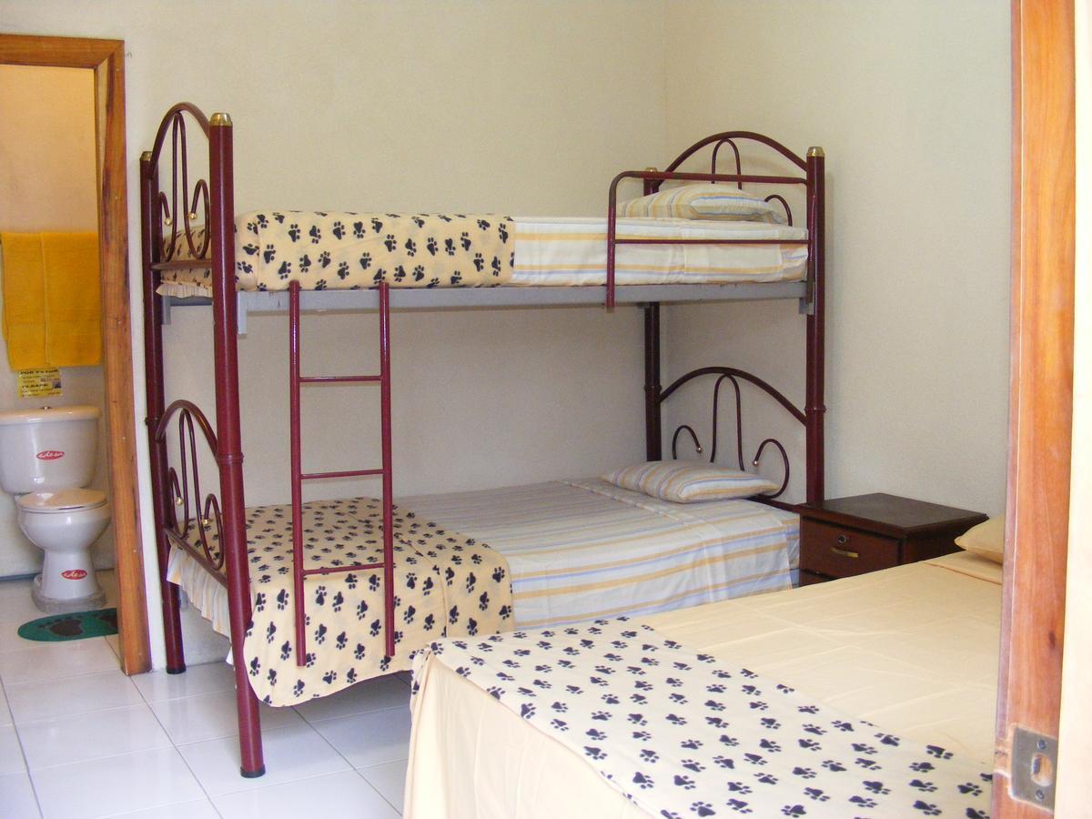 Hostal Maxima Puerto López Buitenkant foto