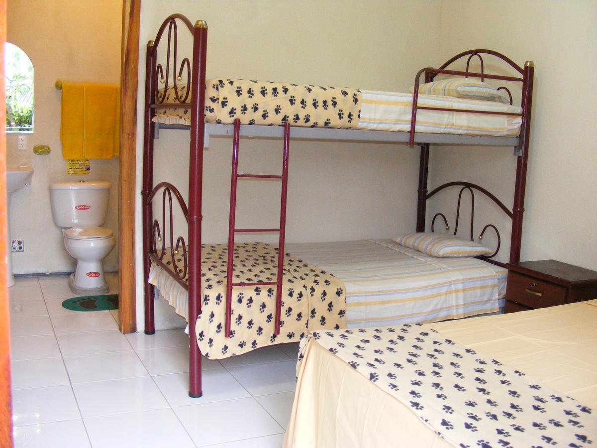 Hostal Maxima Puerto López Buitenkant foto