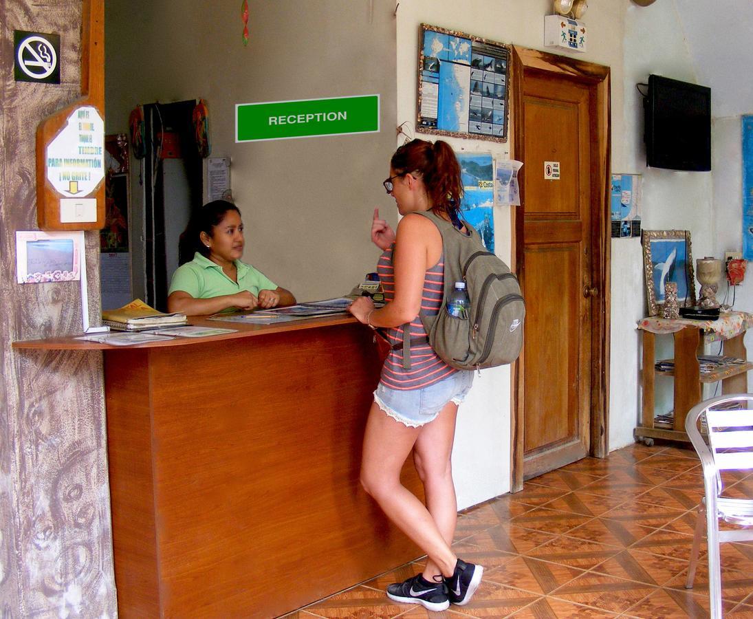 Hostal Maxima Puerto López Buitenkant foto